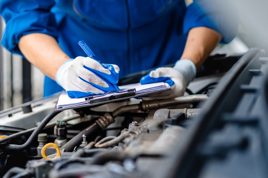 Kfz-Mechaniker/innen überprüfen das System des Motors im Motorraum, kontrollieren den Kilometerstand des Autos, führen Ölwechsel durch und erstellen ein Wartungskonzept für das Auto.